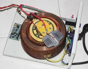 تثبیت کننده های ولتاژ کنترل شده سروو